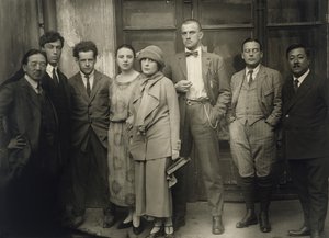 Retrato de Grupo (Tamiji Najito, Boris Pasternak, Sergei Eisenstein, Olga Trejakova, Lili Brik, Vladimir Maiakovski e o Diplomata Soviético Voznesensky), Moscou, 1924 (impressão em prata de gelatina)